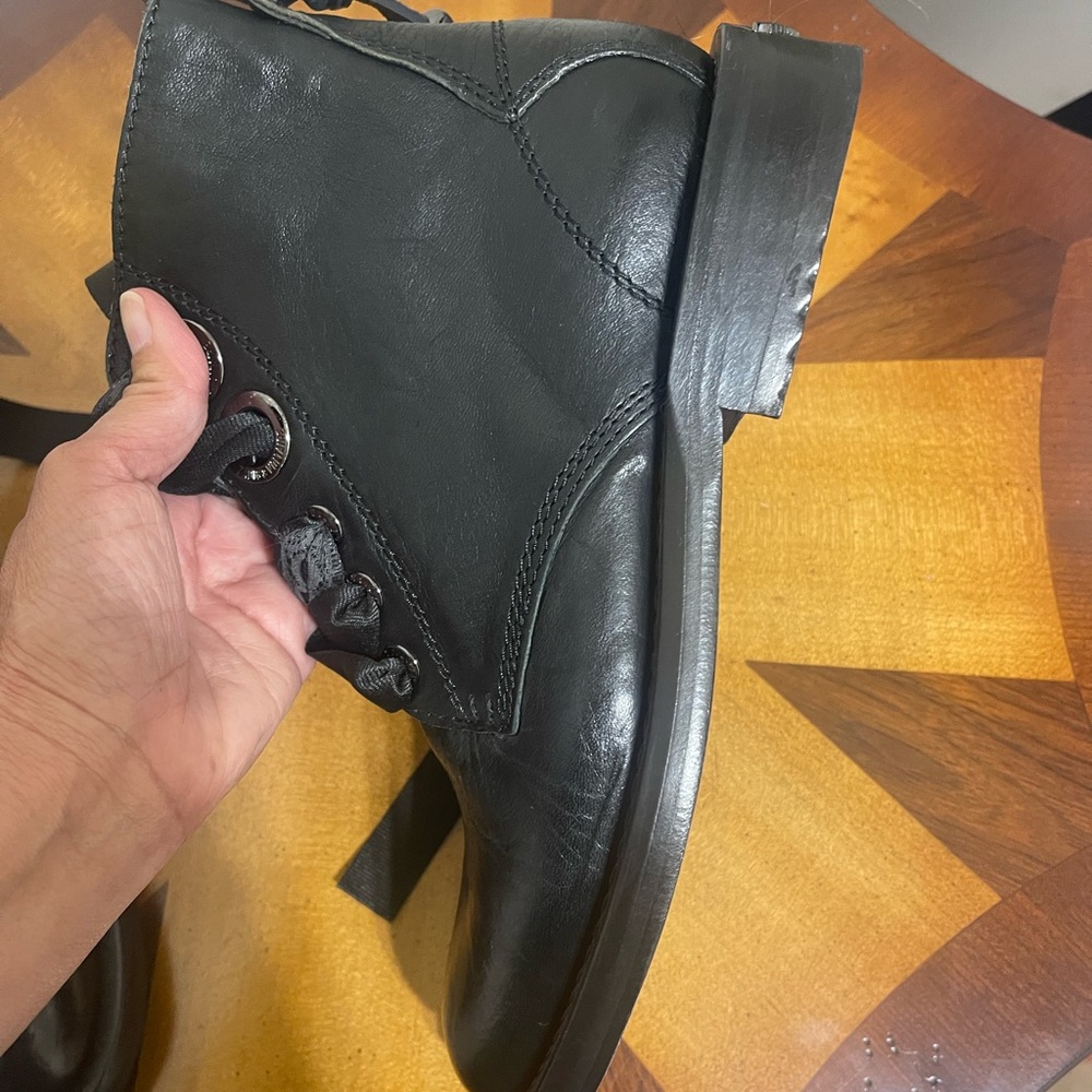 Leather lace up boots 100%leather. Size 39 fit like an 8.5 US SIZE